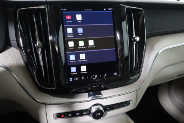 Esittelykuva VOLVO XC60 lataushybridiautosta.