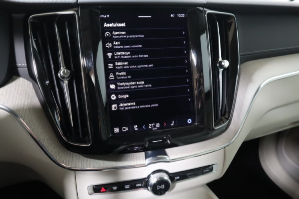 Esittelykuva VOLVO XC60 lataushybridiautosta.