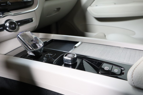 Esittelykuva VOLVO XC60 lataushybridiautosta.