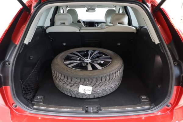 Esittelykuva VOLVO XC60 lataushybridiautosta.