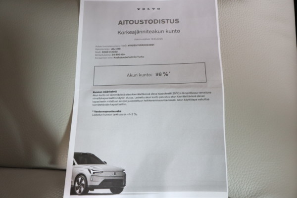 Esittelykuva VOLVO XC60 lataushybridiautosta.