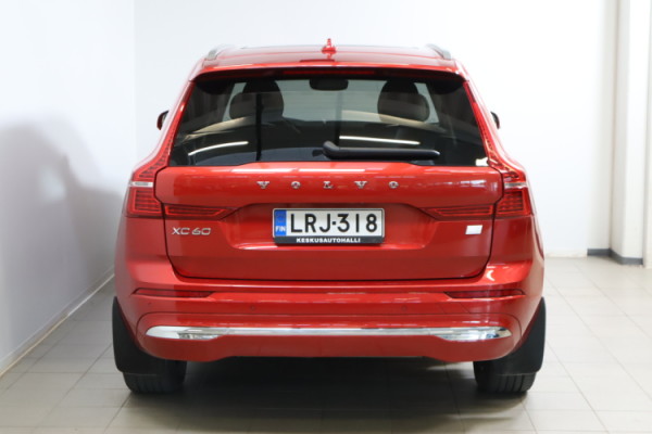 Esittelykuva VOLVO XC60 lataushybridiautosta.