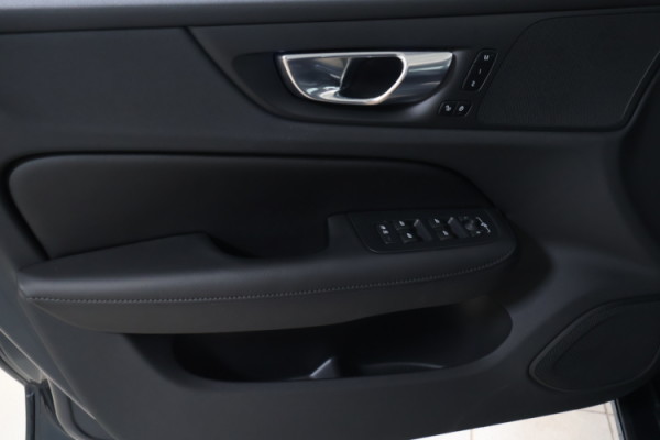 Esittelykuva VOLVO S60 lataushybridiautosta.