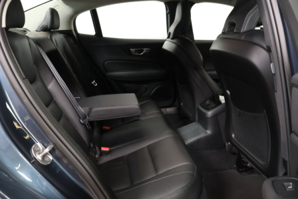 Esittelykuva VOLVO S60 lataushybridiautosta.