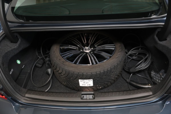 Esittelykuva VOLVO S60 lataushybridiautosta.