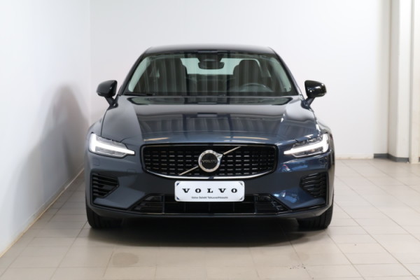 Esittelykuva VOLVO S60 lataushybridiautosta.