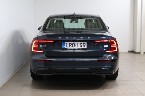 Esittelykuva VOLVO S60 lataushybridiautosta.