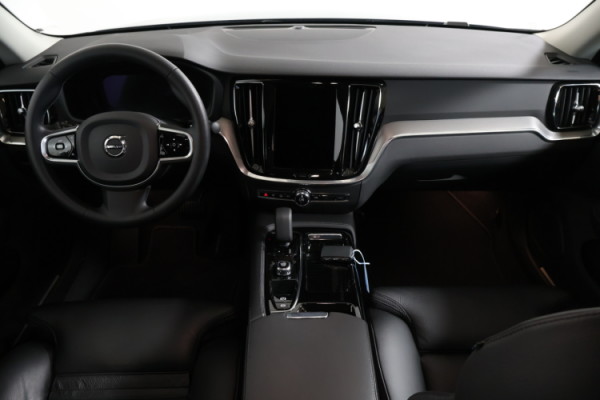 Esittelykuva VOLVO S60 lataushybridiautosta.