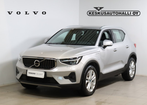 Esittelykuva VOLVO XC40 lataushybridiautosta.