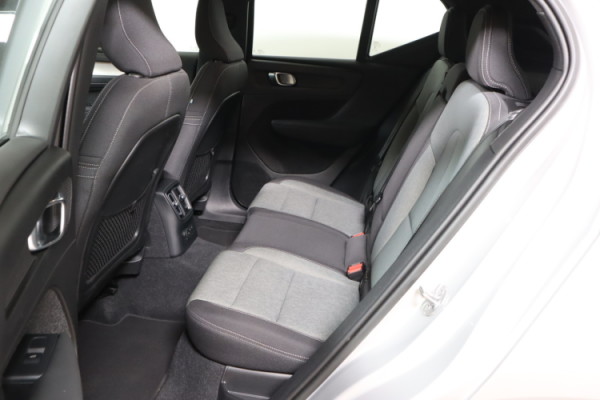Esittelykuva VOLVO XC40 lataushybridiautosta.