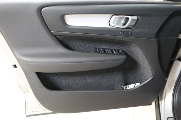 Esittelykuva VOLVO XC40 lataushybridiautosta.