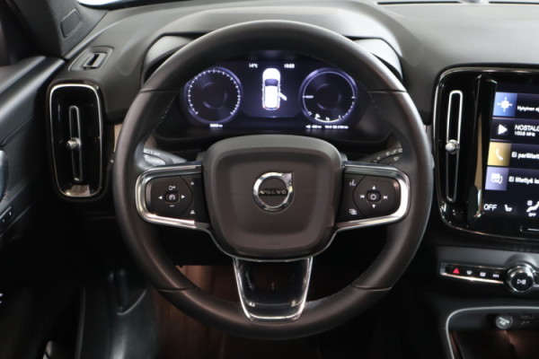 Esittelykuva VOLVO XC40 lataushybridiautosta.