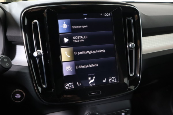 Esittelykuva VOLVO XC40 lataushybridiautosta.