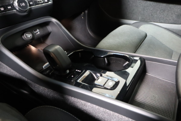 Esittelykuva VOLVO XC40 lataushybridiautosta.