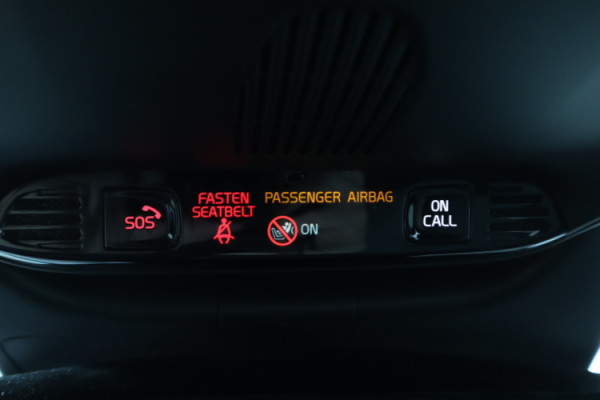 Esittelykuva VOLVO XC40 lataushybridiautosta.