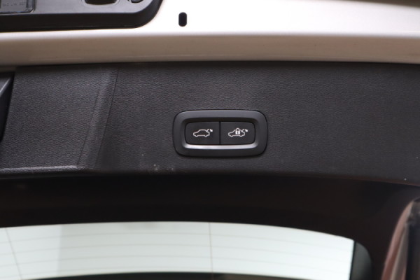 Esittelykuva VOLVO XC40 lataushybridiautosta.