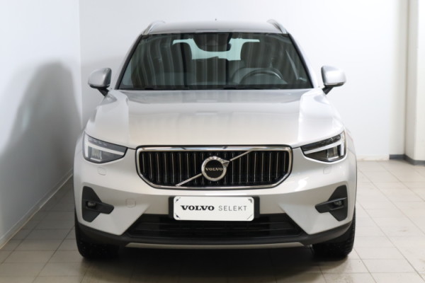 Esittelykuva VOLVO XC40 lataushybridiautosta.