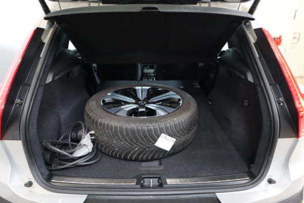 Esittelykuva VOLVO XC40 lataushybridiautosta.