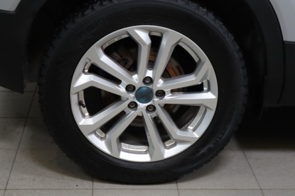 Esittelykuva VOLVO XC40 lataushybridiautosta.