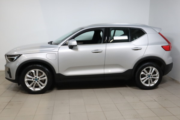 Esittelykuva VOLVO XC40 lataushybridiautosta.
