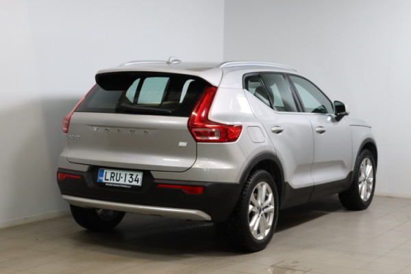 Esittelykuva VOLVO XC40 lataushybridiautosta.