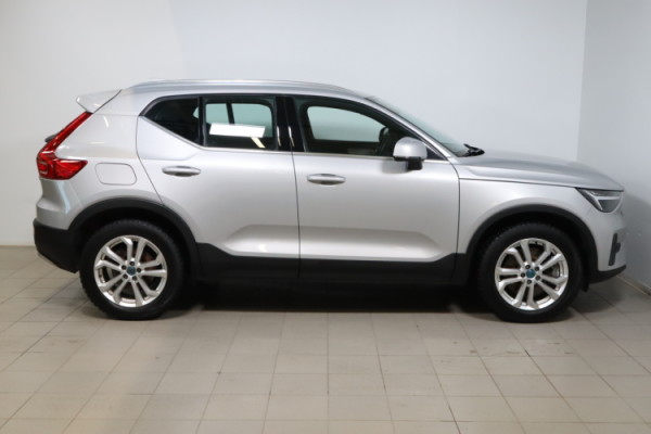 Esittelykuva VOLVO XC40 lataushybridiautosta.