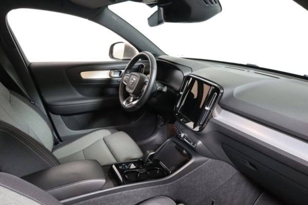 Esittelykuva VOLVO XC40 lataushybridiautosta.