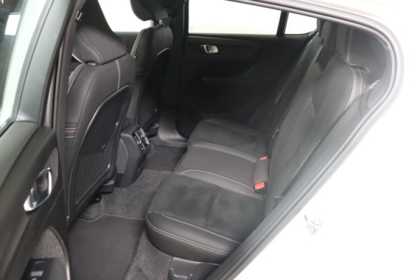 Esittelykuva VOLVO C40 täyssähköautosta.