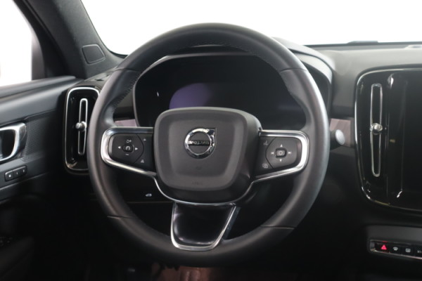 Esittelykuva VOLVO C40 täyssähköautosta.