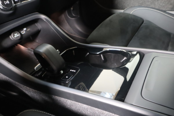 Esittelykuva VOLVO C40 täyssähköautosta.