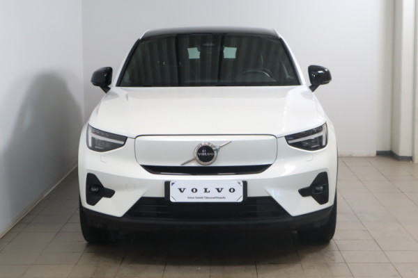Esittelykuva VOLVO C40 täyssähköautosta.