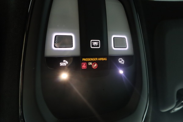 Esittelykuva VOLVO C40 täyssähköautosta.