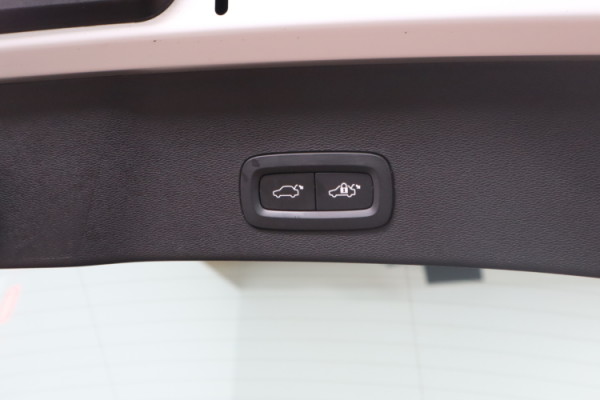 Esittelykuva VOLVO C40 täyssähköautosta.