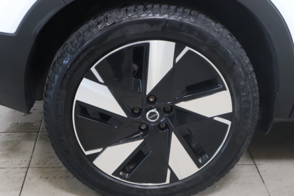 Esittelykuva VOLVO C40 täyssähköautosta.