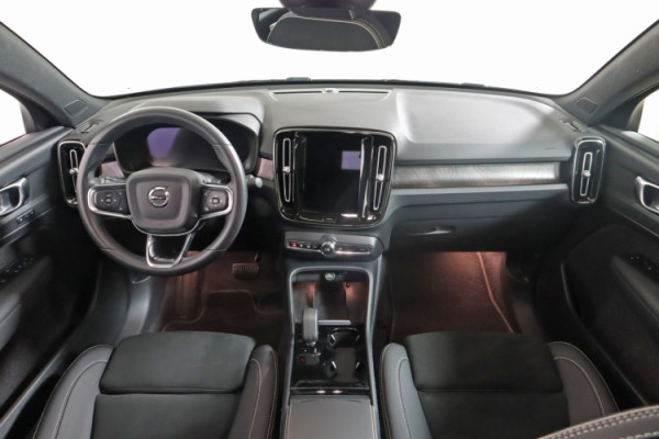 Esittelykuva VOLVO C40 täyssähköautosta.