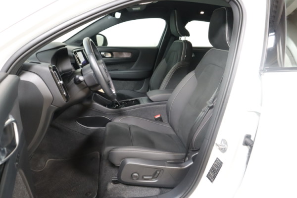 Esittelykuva VOLVO C40 täyssähköautosta.
