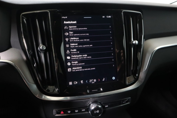 Esittelykuva VOLVO V60 lataushybridiautosta.