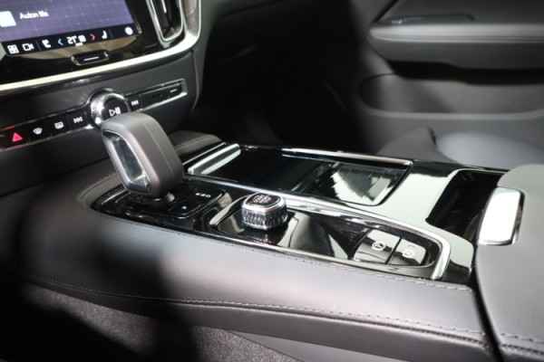 Esittelykuva VOLVO V60 lataushybridiautosta.