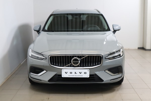 Esittelykuva VOLVO V60 lataushybridiautosta.