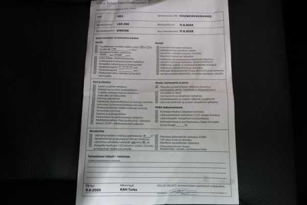 Esittelykuva VOLVO V60 lataushybridiautosta.