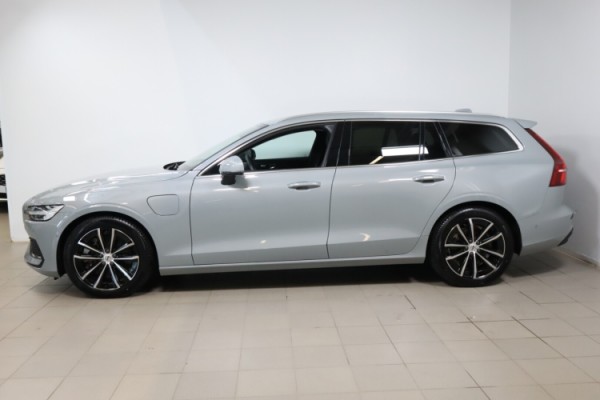 Esittelykuva VOLVO V60 lataushybridiautosta.