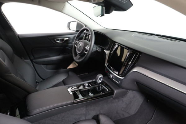 Esittelykuva VOLVO V60 lataushybridiautosta.
