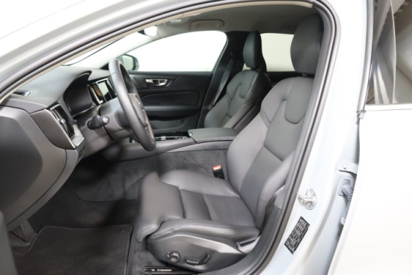 Esittelykuva VOLVO V60 lataushybridiautosta.