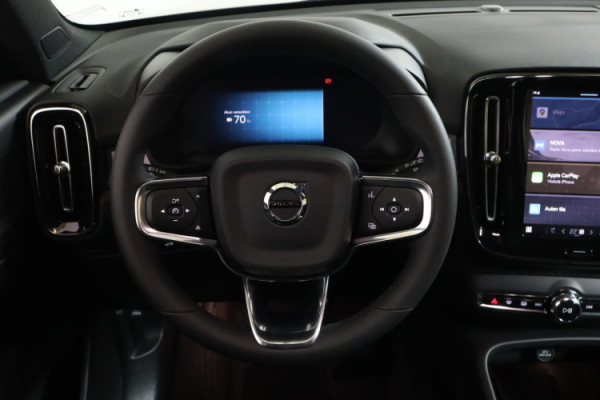 Esittelykuva VOLVO EX40 täyssähköautosta.
