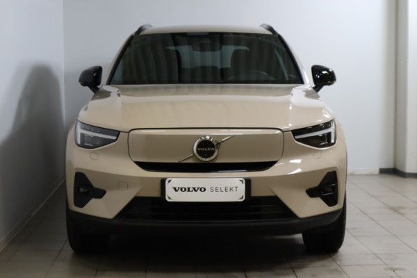 Esittelykuva VOLVO EX40 täyssähköautosta.