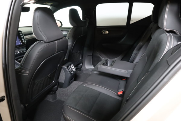 Esittelykuva VOLVO EX40 täyssähköautosta.