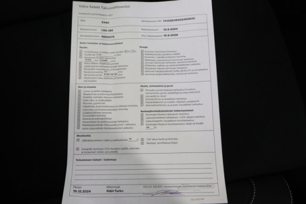 Esittelykuva VOLVO EX40 täyssähköautosta.