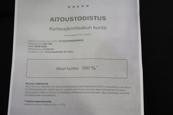 Esittelykuva VOLVO EX40 täyssähköautosta.