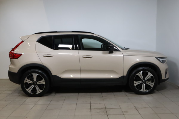 Esittelykuva VOLVO EX40 täyssähköautosta.