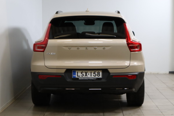 Esittelykuva VOLVO EX40 täyssähköautosta.